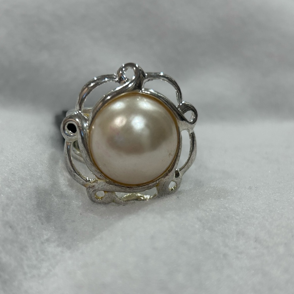 Elegant Silver Pearl Ring